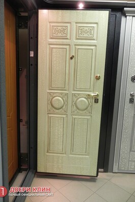 Филенчатая светлая входная дверь с узором и МДФ