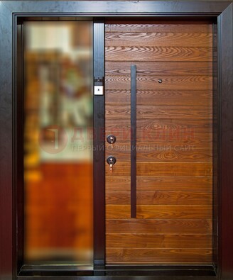 Коричневая входная дверь c МДФ панелью и стеклом ЧД-38 в частный дом в Звенигороде
