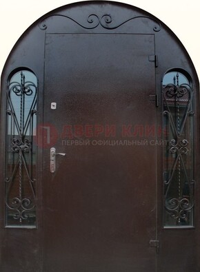 Арочная дверь со стеклом и ковкой ДА-16 под старину в Звенигороде