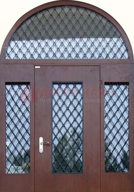 Крепкая стальная арочная дверь со стеклом и ковкой ДА-21 в Звенигороде