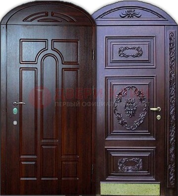 Стильная железная арочная дверь с декоративным элементом ДА-24 в Звенигороде