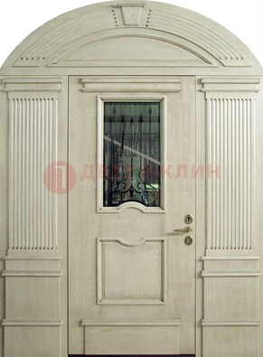 Белая входная дверь массив со стеклом и ковкой ДА-49 в Звенигороде