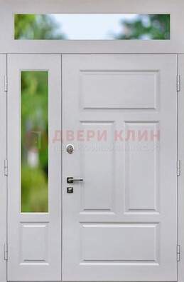 Белая полуторная железная дверь со стеклом и фрамугами ДФГ-10 в Звенигороде