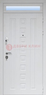 Белая металлическая дверь с фрамугой для коттеджа ДФГ-21 в Звенигороде