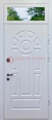Белая входная дверь со стеклом и верхней фрамугой ДФГ-3 в Звенигороде