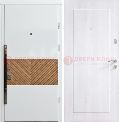 Белая железная дверь МДФ горизонтальной вставкой ДМ-265 в Звенигороде