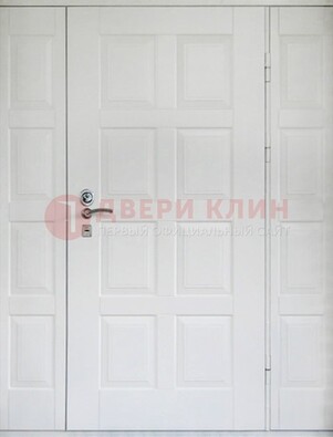 Белая входная дверь для коттеджа с МДФ ДМ-536 в Звенигороде