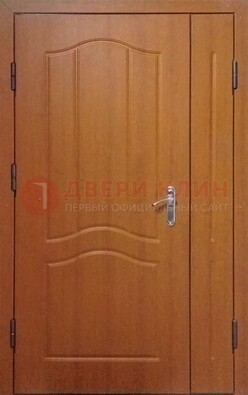 Коричневая двухстворчатая тамбурная дверь с МДФ ДМ-538 в Звенигороде