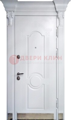 Белая металлическая дверь с массивом дуба для дома ДМД-59 в Звенигороде