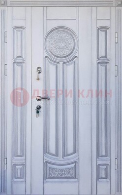 Белая двухстворчатая дверь с массивом дуба ДМД-72 в Звенигороде
