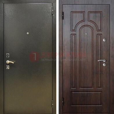 Железная темно-серая дверь с порошковым напылением и МДФ Тисненый орех ДП-275 в Звенигороде