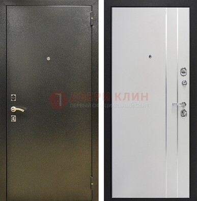 Железная темная дверь с порошковым покрытием и белая МДФ с молдингами  ДП-296 в Звенигороде
