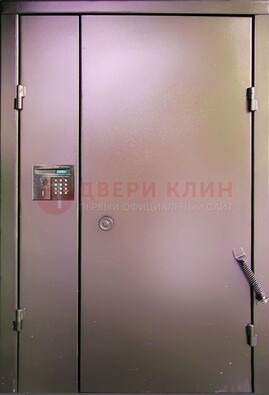 Коричневая стальная дверь в подъезд ДПД-1 в Звенигороде