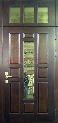 Парадная дверь со стеклянными вставками и ковкой ДПР-1 в офисное здание в Звенигороде