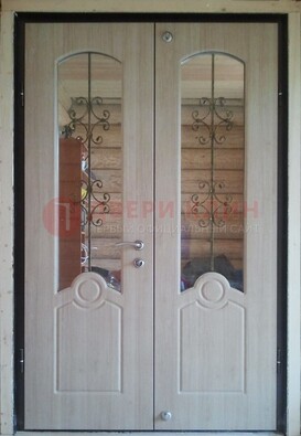 Парадная дверь со стеклянными вставками и ковкой ДПР-23 в деревянный дом в Звенигороде
