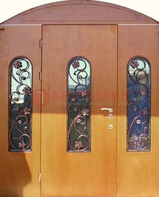 Парадная дверь со стеклянными вставками и ковкой ДПР-28 в общественное здание в Звенигороде
