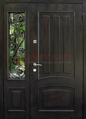 Парадная дверь со стеклянными вставками и ковкой ДПР-31 в кирпичный дом в Звенигороде