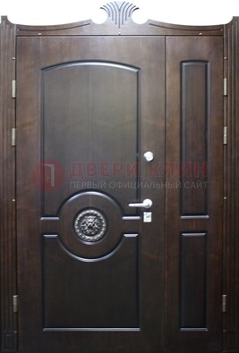 Коричневая парадная дверь с украшением ДПР-52 с утеплением в Звенигороде