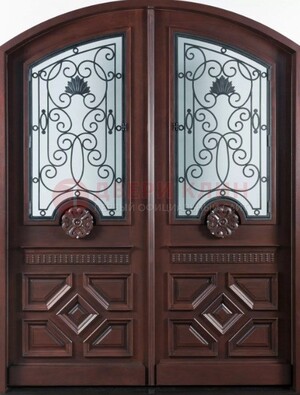 Арочная коричневая парадная дверь ДПР-66 в Звенигороде