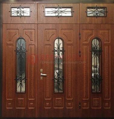 Парадная дверь с металлическими вставками и ковкой ДПР-72 в дом в Звенигороде
