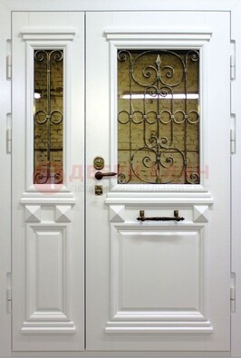 Белая парадная металлическая дверь со стеклом и ковкой ДПР-83 в Звенигороде