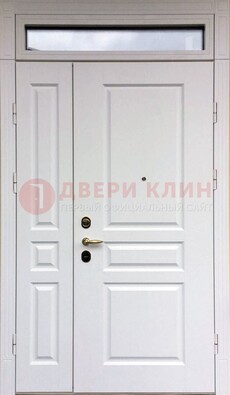 Белая двухстворчатая металлическая дверь со стеклом ДС-63 в Звенигороде