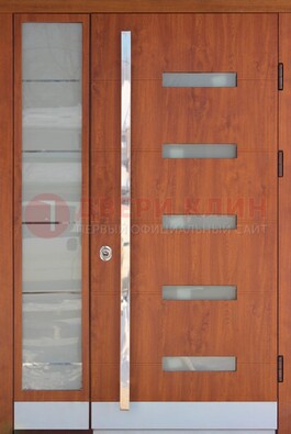 Коричневая металлическая дверь со стеклом ДС-72 в Звенигороде