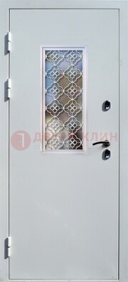 Серая металлическая дверь со стеклом и ковкой ДС-75 в Звенигороде
