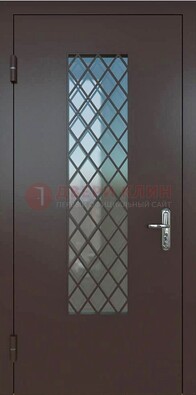 Темная металлическая дверь с решеткой и стеклом ДС-7 в Звенигороде