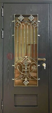 Одностворчатая железная дверь со стеклом и ковкой для дома ДСК-101 в Саранске