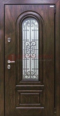 Темная филенчатая железная дверь со стеклом и ковкой ДСК-102 в Звенигороде