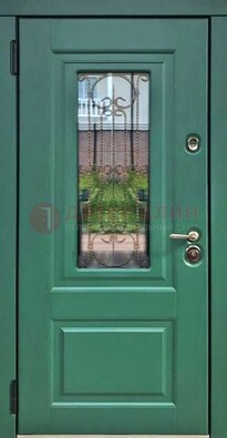 Зеленая металлическая дверь со стеклом и ковкой ДСК-113 в Звенигороде