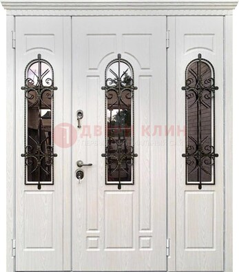 Белая распашная стальная дверь со стеклом и ковкой ДСК-125 в Звенигороде