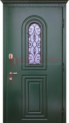 Темно-зеленая входная дверь со стеклом и ковкой ДСК-129 в Коломне