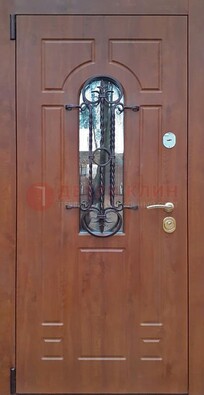 Темная железная дверь со стеклом и ковкой в коричневом цвете ДСК-154 в Звенигороде