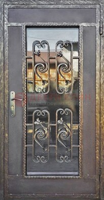 Коричневая наружная дверь порошок со стеклом и ковкой ДСК-160 в Звенигороде