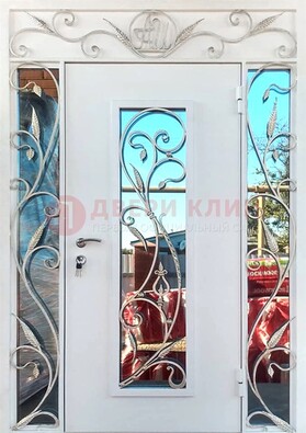 Белая входная дверь порошок со стеклом и ковкой ДСК-165 в Звенигороде