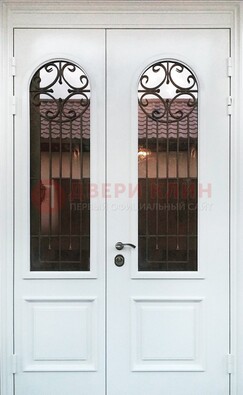 Белая стальная дверь стекло с ковкой и филенкой ДСК-201 в Звенигороде