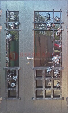 Распашная уличная дверь Порошок со стеклом и ковкой ДСК-221 в Звенигороде