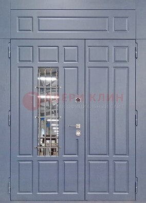 Серая двухстворчатая дверь Винорит со стеклом и ковкой ДСК-234 RAL 7024 в Звенигороде