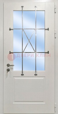 Белая простая железная дверь Винорит со стеклом и ковкой ДСК-257 в Звенигороде