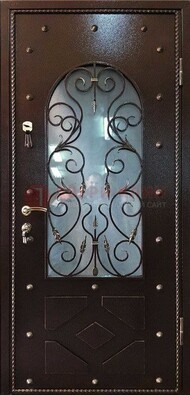 Влагостойкая дверь со стеклом и ковкой с декором ДСК-37 в Саранске