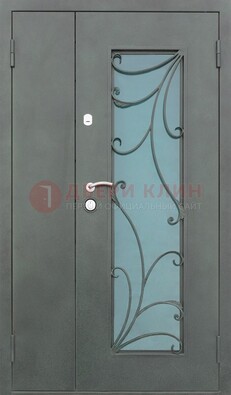 Двухстворчатая железная дверь со стеклом и ковкой ДСК-40 в Звенигороде