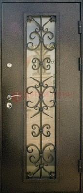 Входная дверь Дверь со стеклом и ковкой черного цвета ДСК-76 для веранды в Звенигороде
