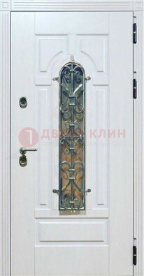 Белая остекленная металлическая дверь с ковкой ДСК-98 в Звенигороде
