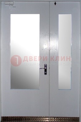 Белая  тамбурная дверь со стеклянными вставками ДТМ-18 в Звенигороде