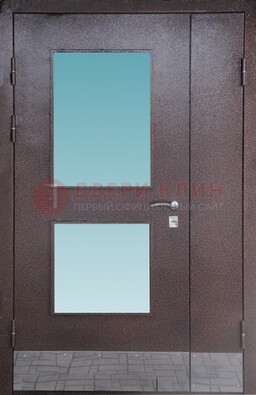 Коричневая тамбурная дверь со стеклянными вставками ДТМ-21 в Санкт-Петербурге