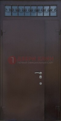 Коричневая тамбурная дверь со стеклянными вставками и ковкой ДТМ-39 в Звенигороде