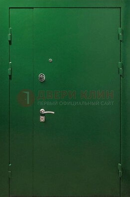 Зеленая распашная тамбурная дверь Порошок ДТМ-47 в Санкт-Петербурге