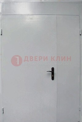 Белая металлическая тамбурная дверь ДТМ-5 в Звенигороде